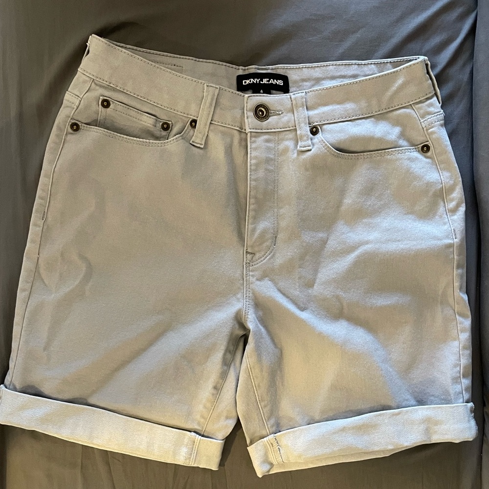 DKNY Jeans Boyfriend Shorts Size 4 Light Gray/Silver NWOT & Never Worn